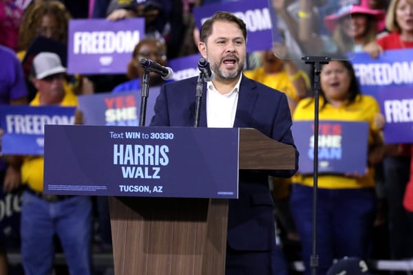 Gallego punta al centro: il senatore dell’Arizona si prepara al 2028