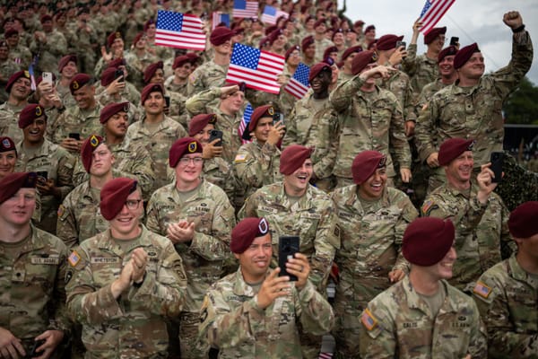 Soldati scelti in base alle idee politiche e all’aspetto per applaudire Trump: polemiche a Fort Bragg