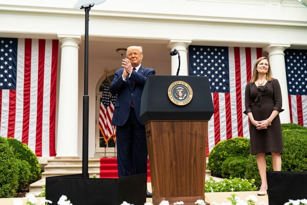 Trump elogia la giudice Barrett dopo le critiche del mondo MAGA