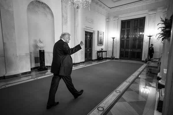 Trump aveva inviato una lettera osé a Epstein, ma lui nega