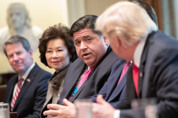 Pritzker definisce “autoritarismo strisciante” i piani di Trump per Chicago