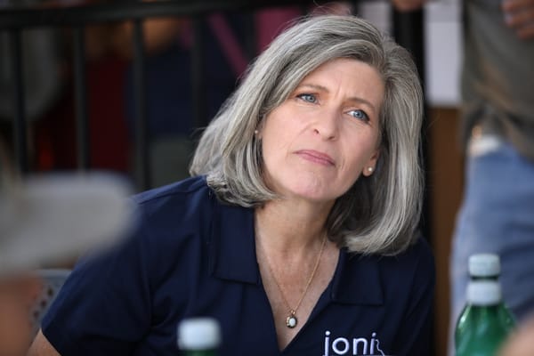 La senatrice dell'Iowa Joni Ernst verso il ritiro
