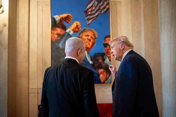 Trump sposta i ritratti di Obama e dei Bush in una scala nascosta alla Casa Bianca