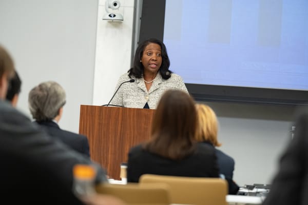 Corte d'appello consente a Lisa Cook di restare alla Federal Reserve durante il contenzioso