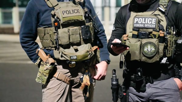 Trump invia la polizia dell’immigrazione a Chicago e ottiene il via libera per Los Angeles