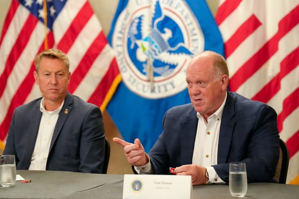 Il responsabile dell'immigrazione di Trump è stato indagato per una tangente
