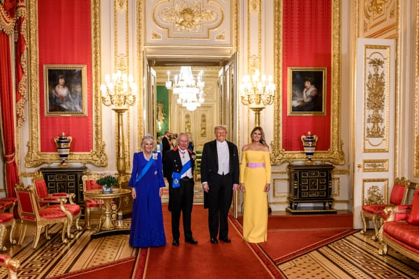 Trump accolto con fasti reali nel Regno Unito e pioggia di annunci economici