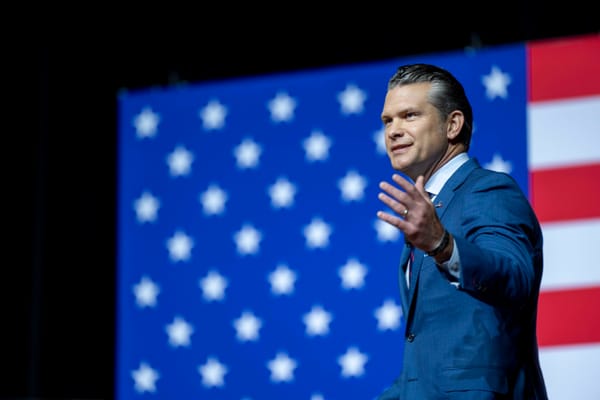 Trump e Hegseth ridisegnano l'esercito americano: guerra ai "woke" e alle città democratiche