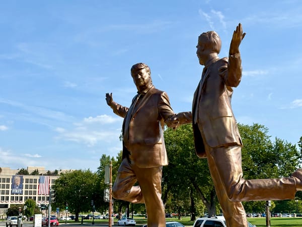 Reinstallata a Washington la statua di Trump che tiene per mano Jeffrey Epstein