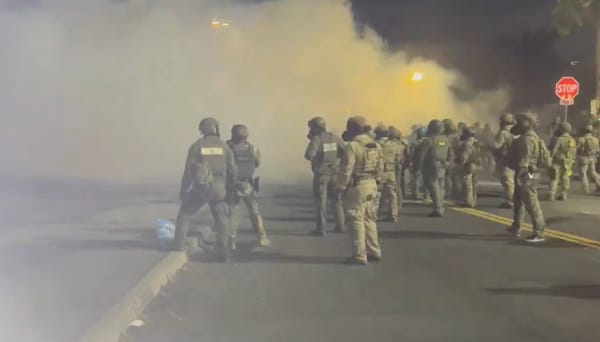 Gas lacrimogeni e arresti a Portland nella protesta contro la polizia anti-immigrazione