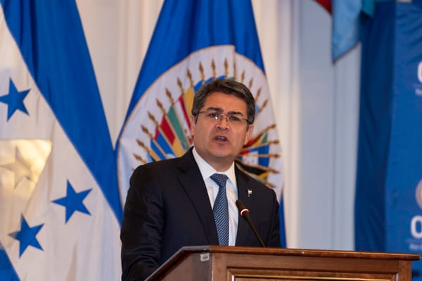 Trump promette la grazia all'ex presidente dell'Honduras Hernandez