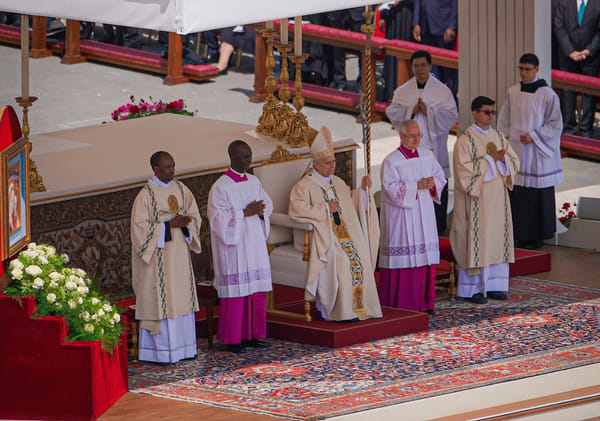 Papa Leone XIV critica il trattamento dei migranti negli Stati Uniti