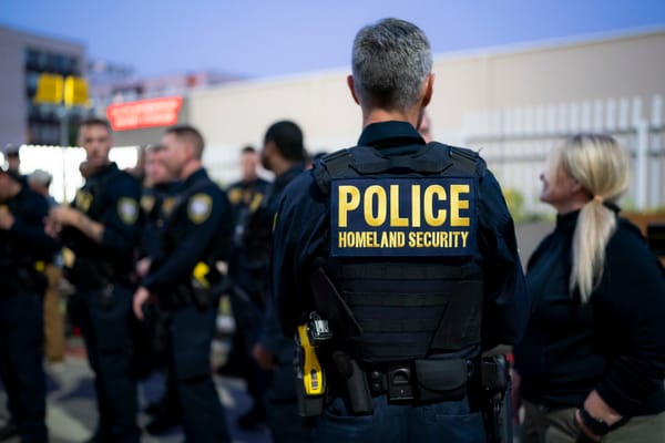 Arrestati 75mila immigrati senza precedenti penali: i numeri che contraddicono Trump