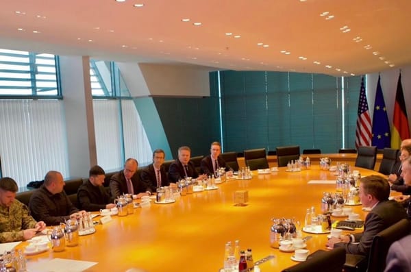 Negoziati Usa-Ucraina a Berlino, progressi sulle garanzie di sicurezza ma resta irrisolto il nodo del Donbass