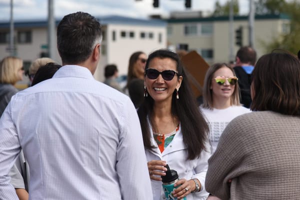 Mary Peltola sfida il senatore Sullivan in Alaska