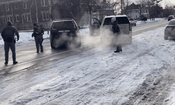 Agente dell'immigrazione spara e uccide una donna a Minneapolis