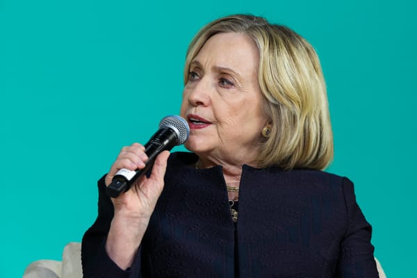 Hillary Clinton testimonia su Epstein e accusa i repubblicani di proteggere Trump