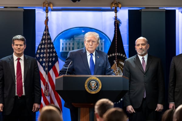 Entrano in vigore i nuovi dazi al 15% mentre iniziano le richieste di rimborsi