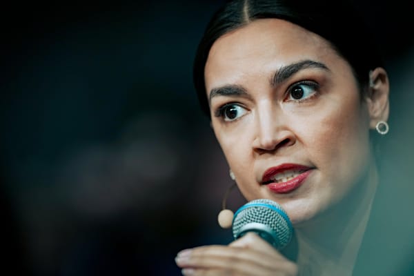 Alla conferenza di Monaco, Ocasio-Cortez inciampa sulla politica estera