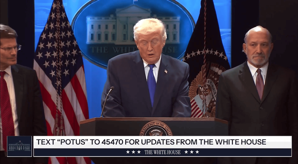 Trump annuncia nuovi dazi globali del 10% dopo la bocciatura della Corte Suprema