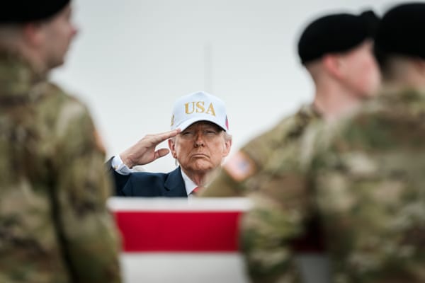 Trump accoglie le bare dei soldati morti nella guerra con l'Iran