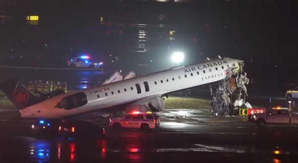 Aereo Air Canada si schianta contro un camion dei soccorsi all'aeroporto LaGuardia di New York
