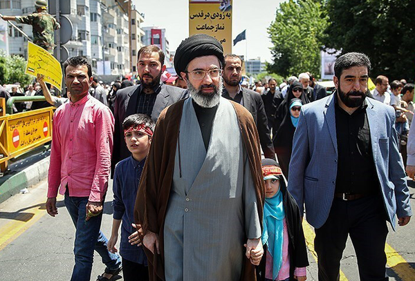 Iran, Mojtaba Khamenei candidato principale alla successione. Gli USA puntano su una rivolta curda