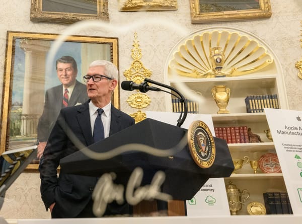 Tim Cook lascia la guida di Apple dopo quindici anni