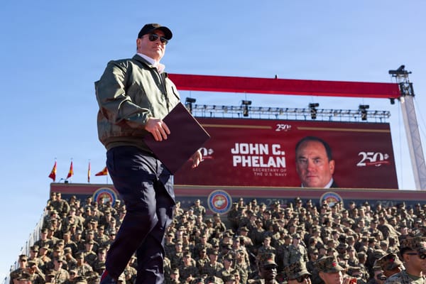 Licenziato il segretario della Marina John Phelan