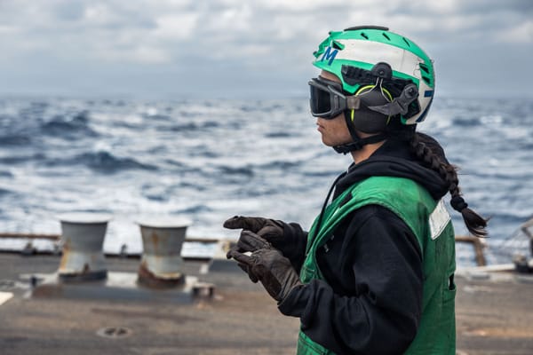 Lo stretto di Hormuz resta bloccato nonostante gli annunci di Trump e Teheran