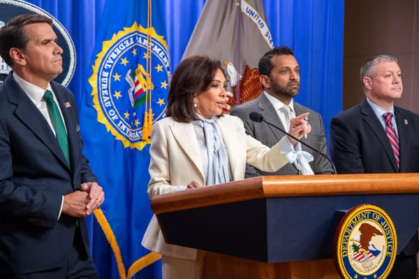 Accusato di tentato omicidio del presidente l'uomo che ha aperto il fuoco all'evento con Trump