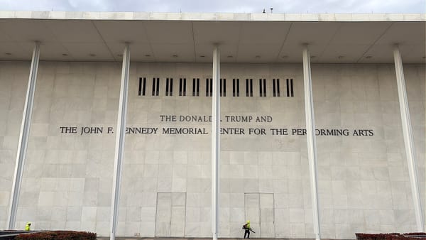 Un giudice ordina di togliere il nome di Trump dal Kennedy Center