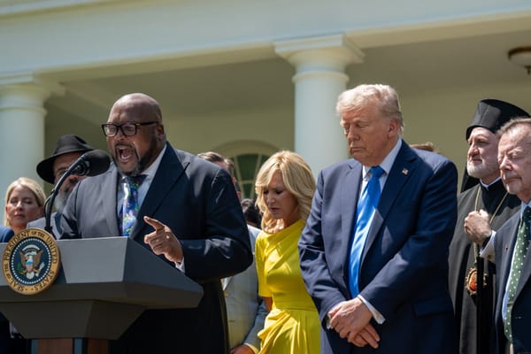 Migliaia di fedeli al National Mall per il raduno di preghiera voluto da Trump