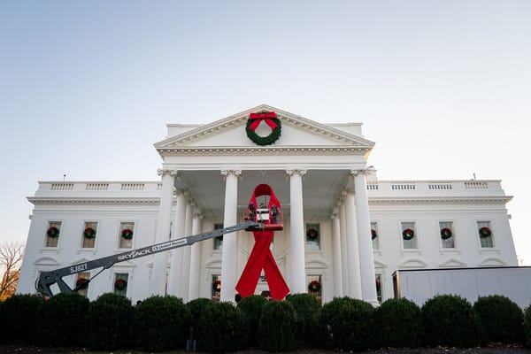 Come Trump ha smantellato i programmi anti AIDS