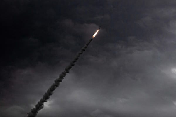 Stati Uniti e Iran tornano a colpirsi nello Stretto di Hormuz e mettono a rischio la tregua