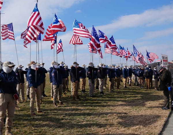 Centinaia di suprematisti bianchi del Patriot Front hanno marciato a Washington