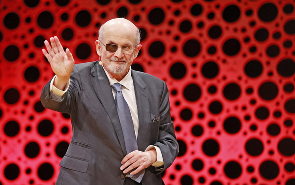 Rushdie, Hadi Matar riconosciuto colpevole di terrorismo: rischia l'ergastolo