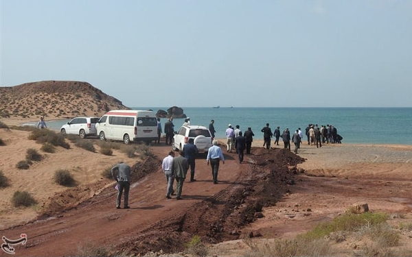 Hormuz, gli Stati Uniti attaccano l'isola iraniana di Larak, Teheran risponde