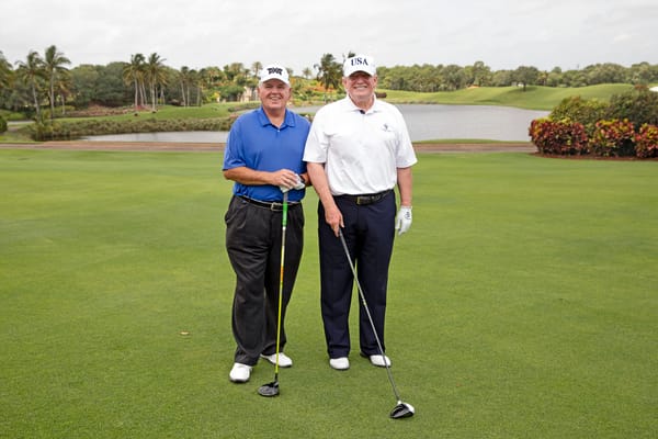 Trump gioca a golf con la protezione di un sistema antiaereo