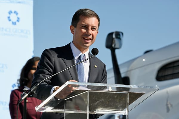 Buttigieg contro il "ritorno alla normalità": ai Dem non basta riparare i danni di Trump