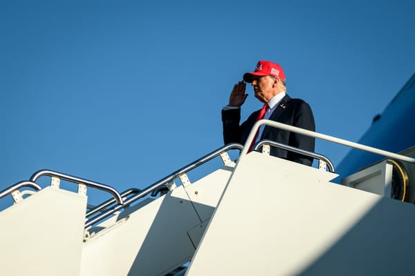 Trump ha lasciato la Turchia su un aereo segreto, con l'Air Force One usato come esca per paura dell'Iran