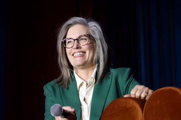 In Arizona la governatrice Dem Katie Hobbs corre per la rielezione con un ex repubblicano