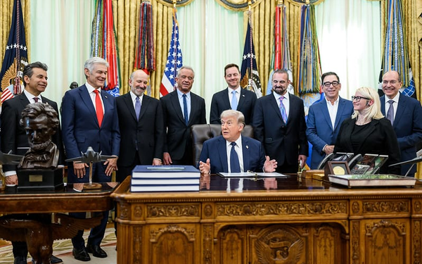 Trump firma altri nove accordi sulla riduzione dei prezzi dei farmaci