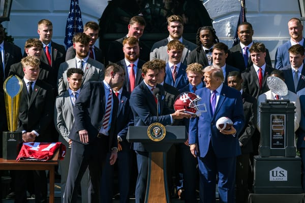 Trump è ora ossessionato dagli sport universitari