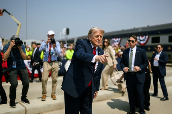 Centinaia di ex funzionari dell'intelligence accusano Trump di seguire la via degli autocrati
