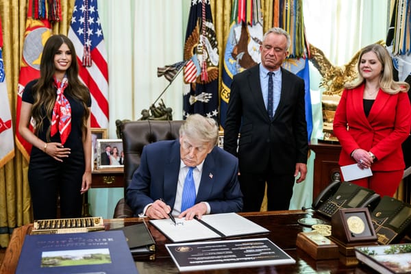 Trump paragona i vaccini a "un'arma nucleare"