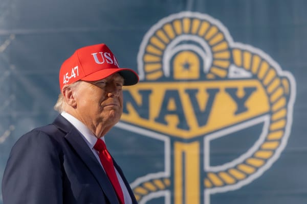Trump al posto dell’eroe di Pearl Harbor: la Marina valuta di cambiare nome a una portaerei