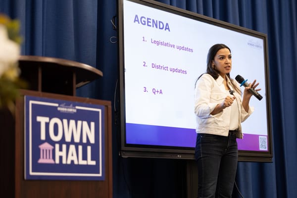 Ocasio-Cortez prende le distanze dal "Woke 1" mentre si prepara per il 2028