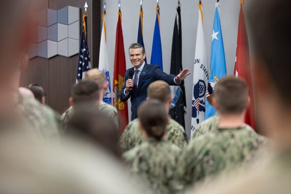 Hegseth stringe la presa sull’Esercito e sulla stampa militare