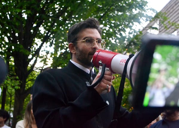 Chi è Hasan Piker, lo streamer che divide i democratici